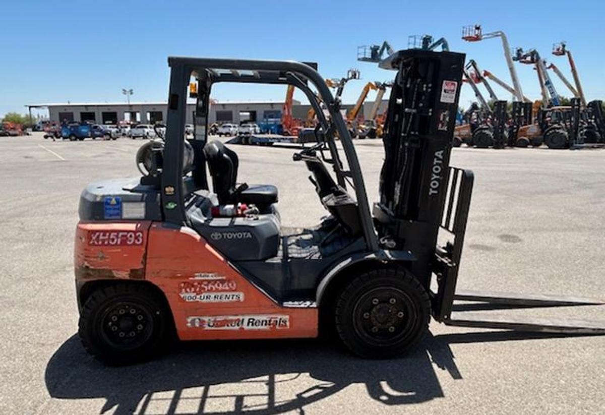 Used Toyota 8,000 Lbs warehouse forklift
