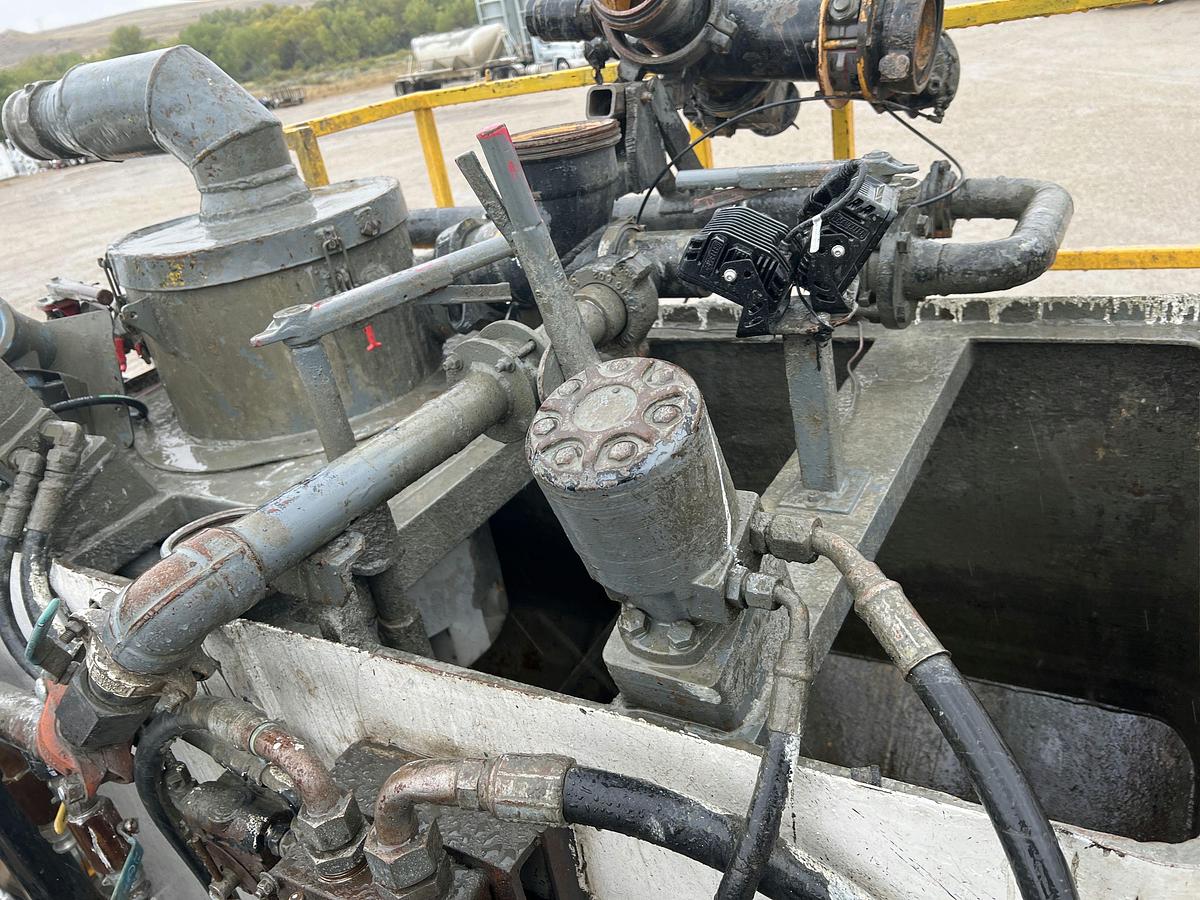 Used 2014 Peterbilt Bodyload Cement Double Pumper