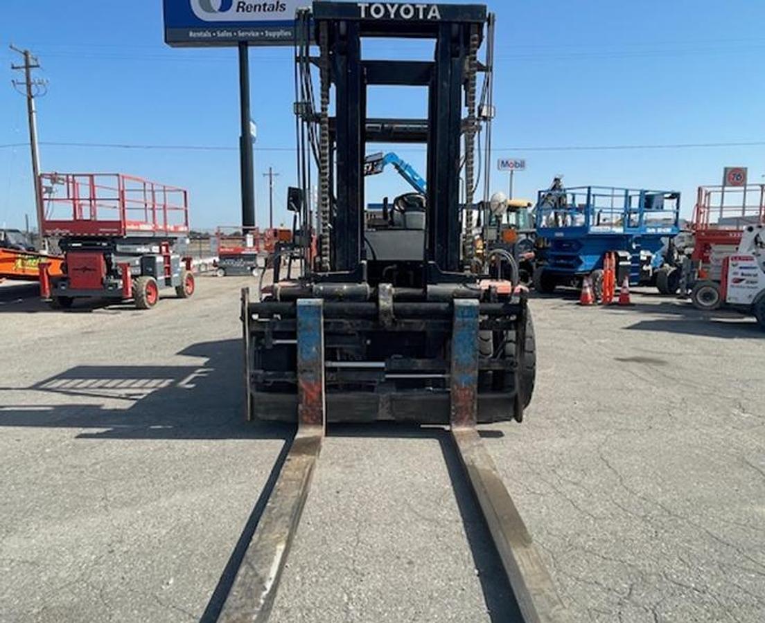 Used Toyota 35,000 Lb forklift