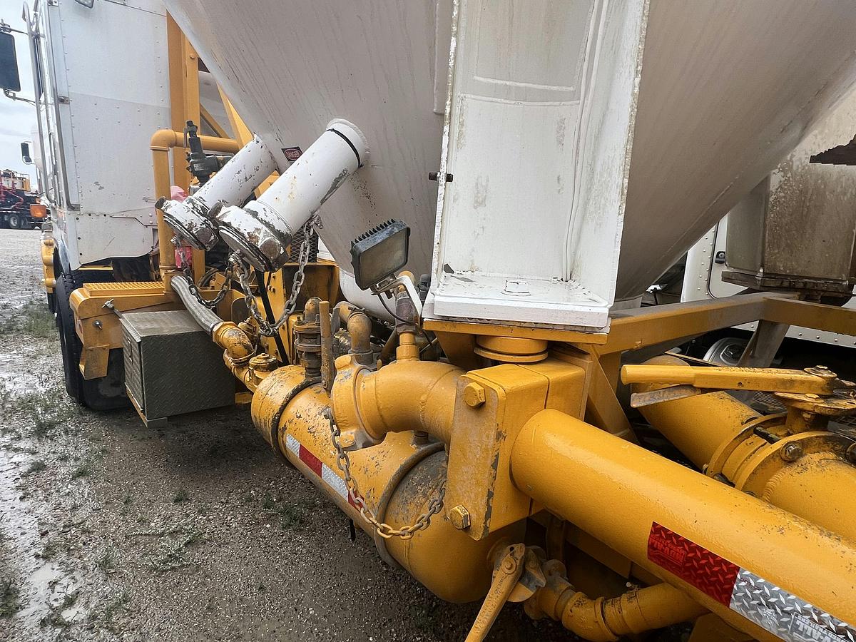 Used 2002 Peterbilt Bulk Truck