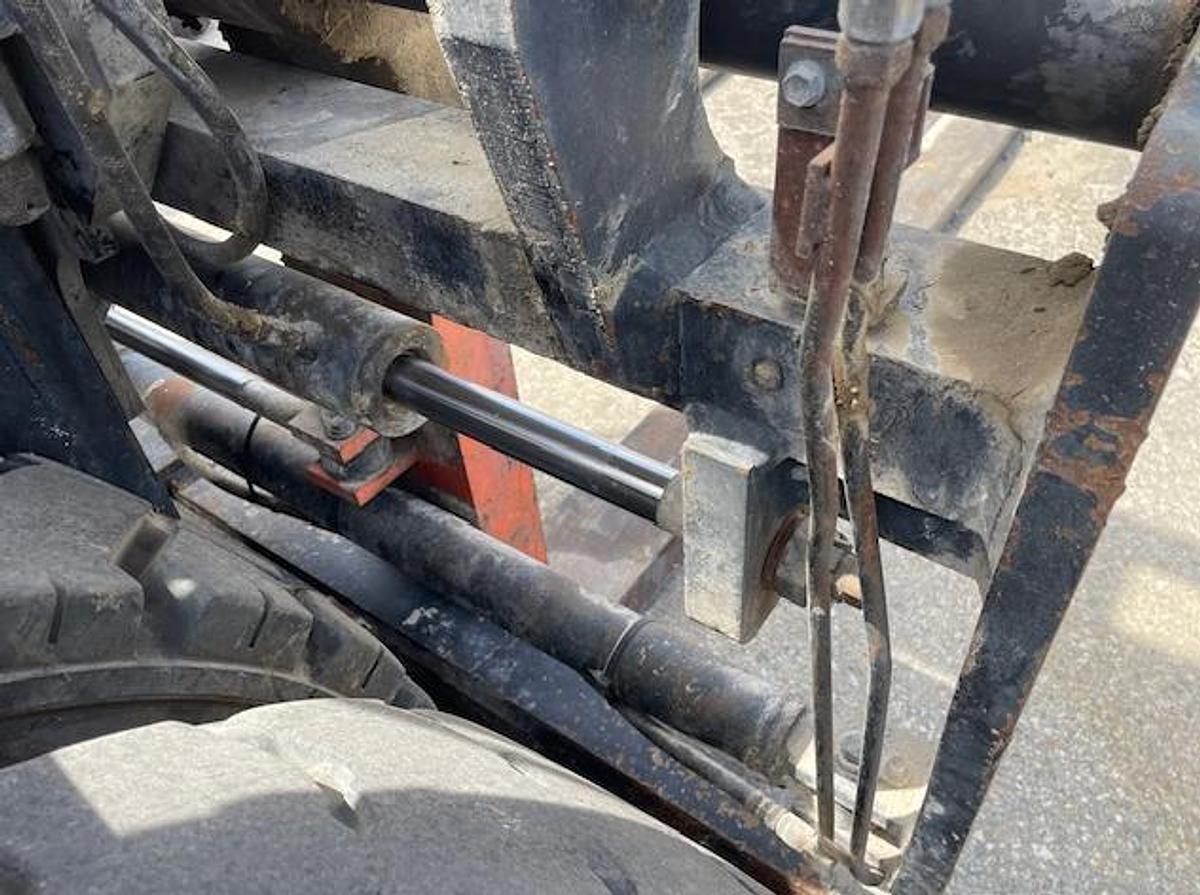 Used Toyota 35,000 Lb forklift