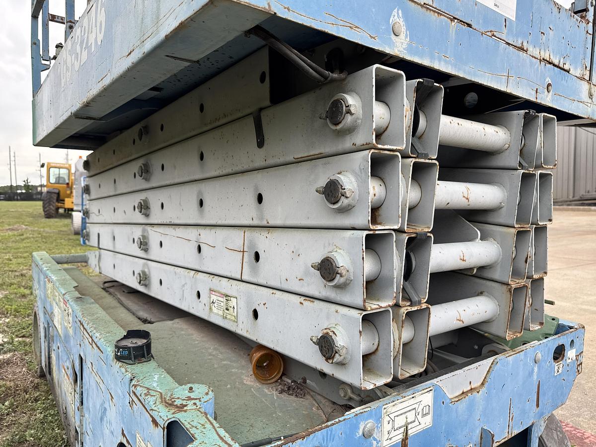 Used 2000 Genie Industries GS-3246