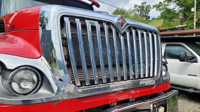 Used 2011 VOLVO Water Truck