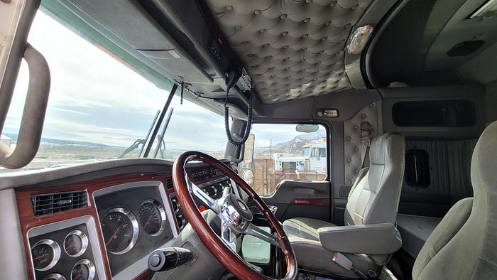 Used 2005 Kenworth T800B Winch Truck