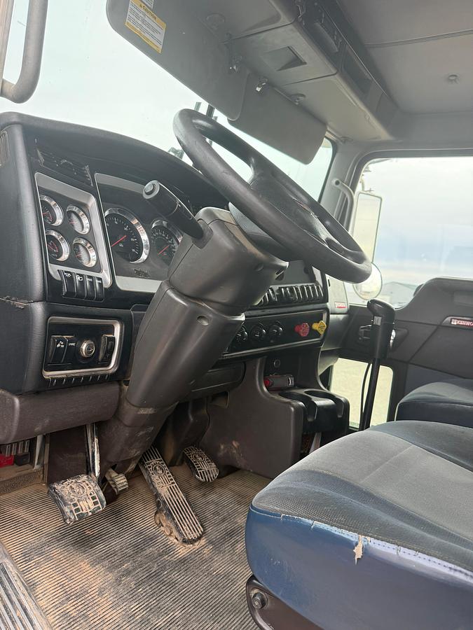 Used 2006 Kenworth T800B Sleeper Truck