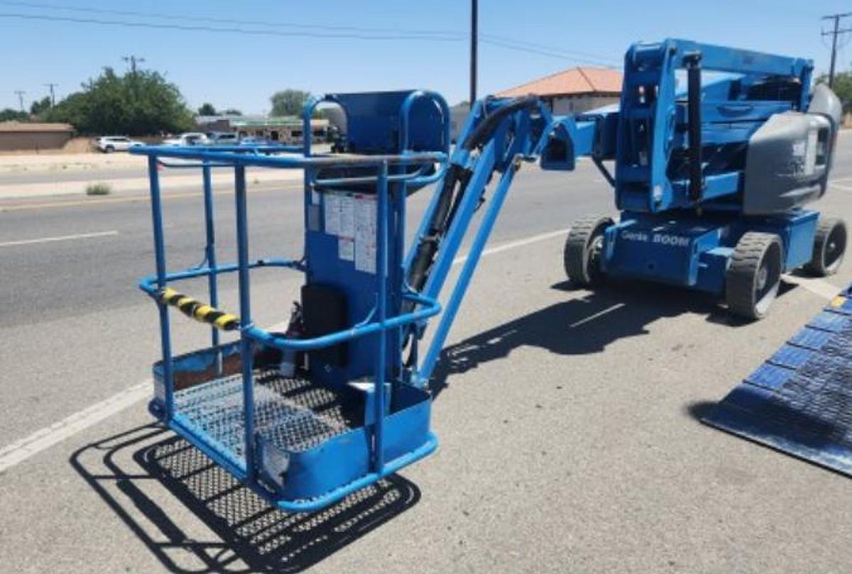 Used 2016 Genie 40ft Articulating Electric boom