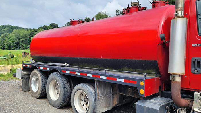 Used 2011 VOLVO Water Truck