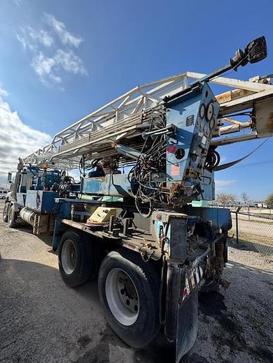 Used 2006 International 5600i Pole Rig