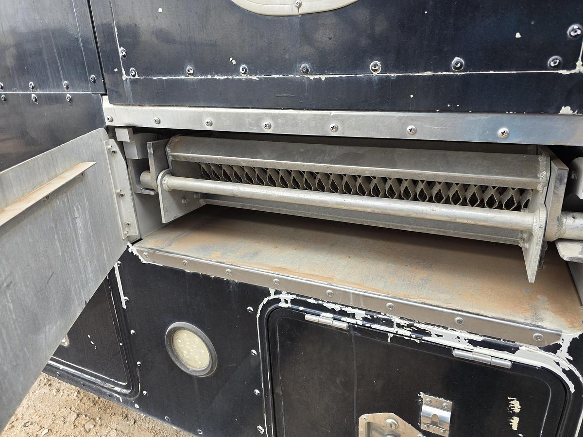Used 2010 Peterbilt 340 Wireline Truck