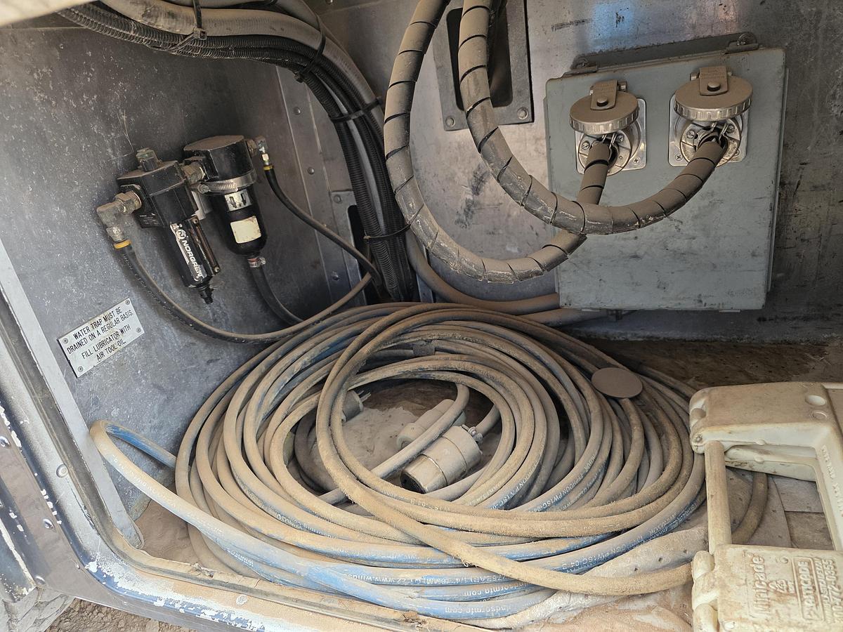 Used 2010 Peterbilt 340 Wireline Truck