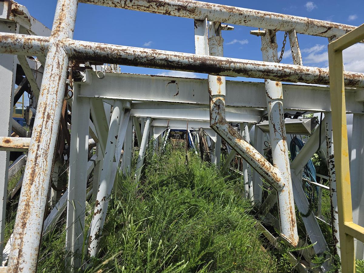 Used Skytop Brewster N-46 900 HP Drilling Rig