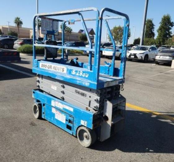 Used SCISSOR LIFT 19FT