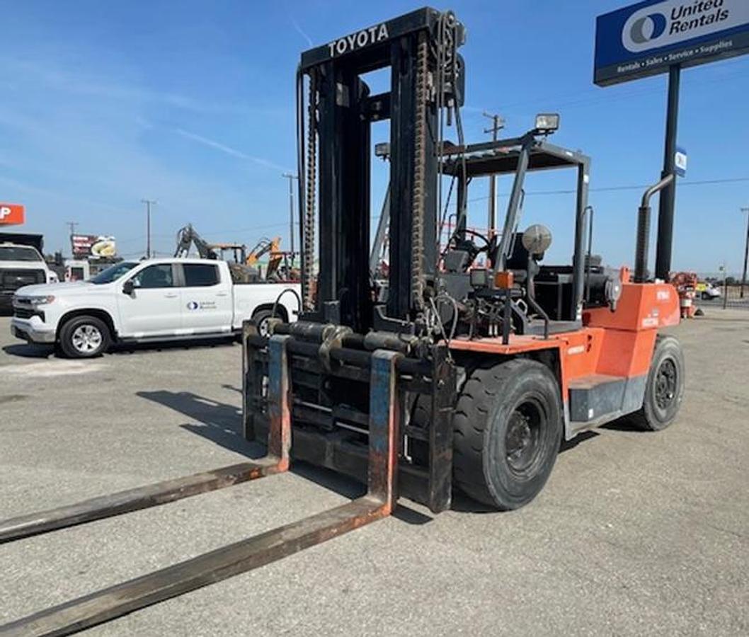 Used Toyota 35,000 Lb forklift