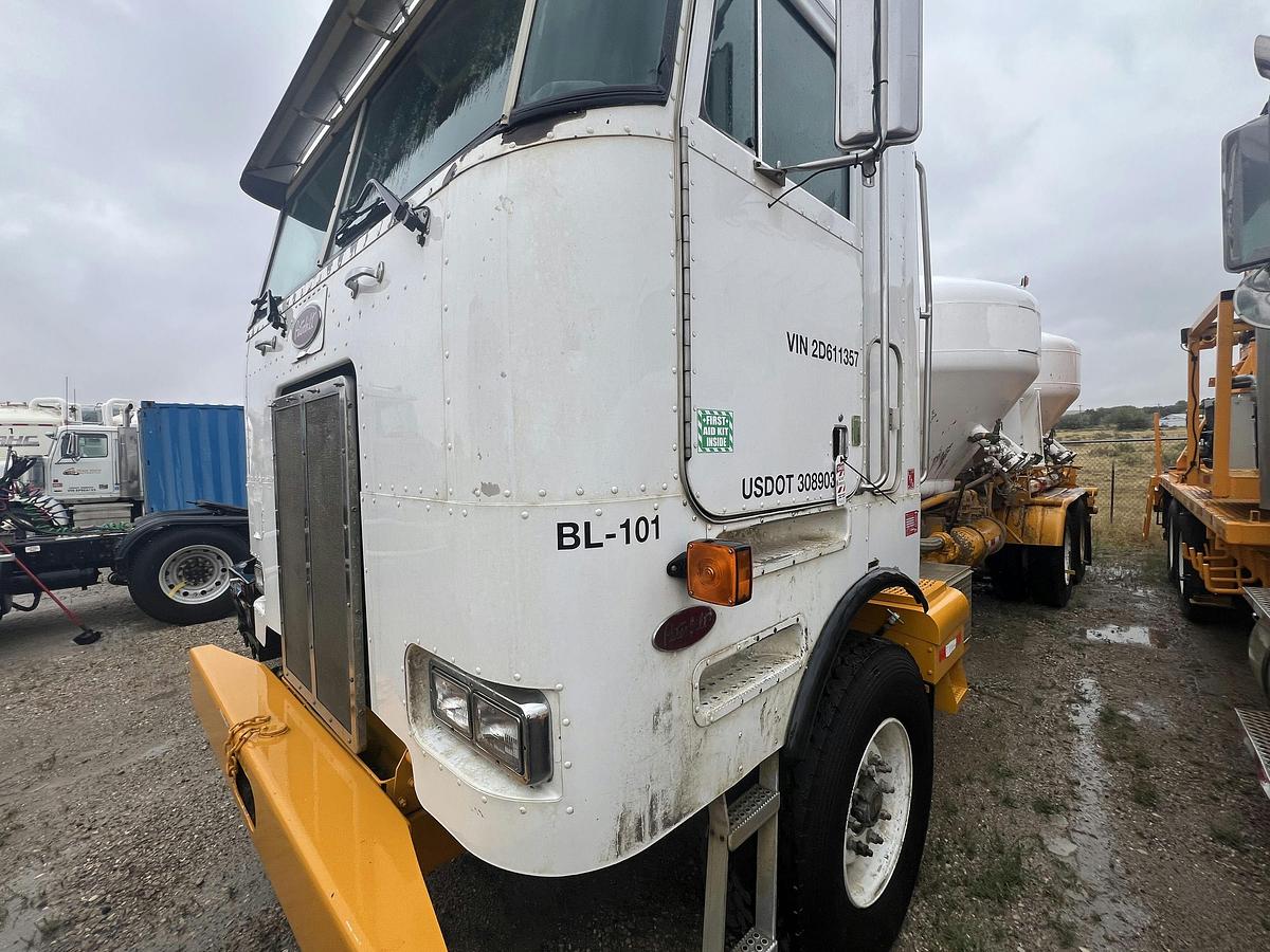 Used 2002 Peterbilt Bulk Truck