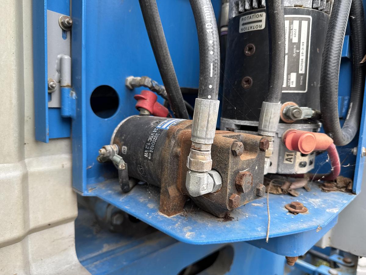 Used 2000 Genie Industries Z-30/20N