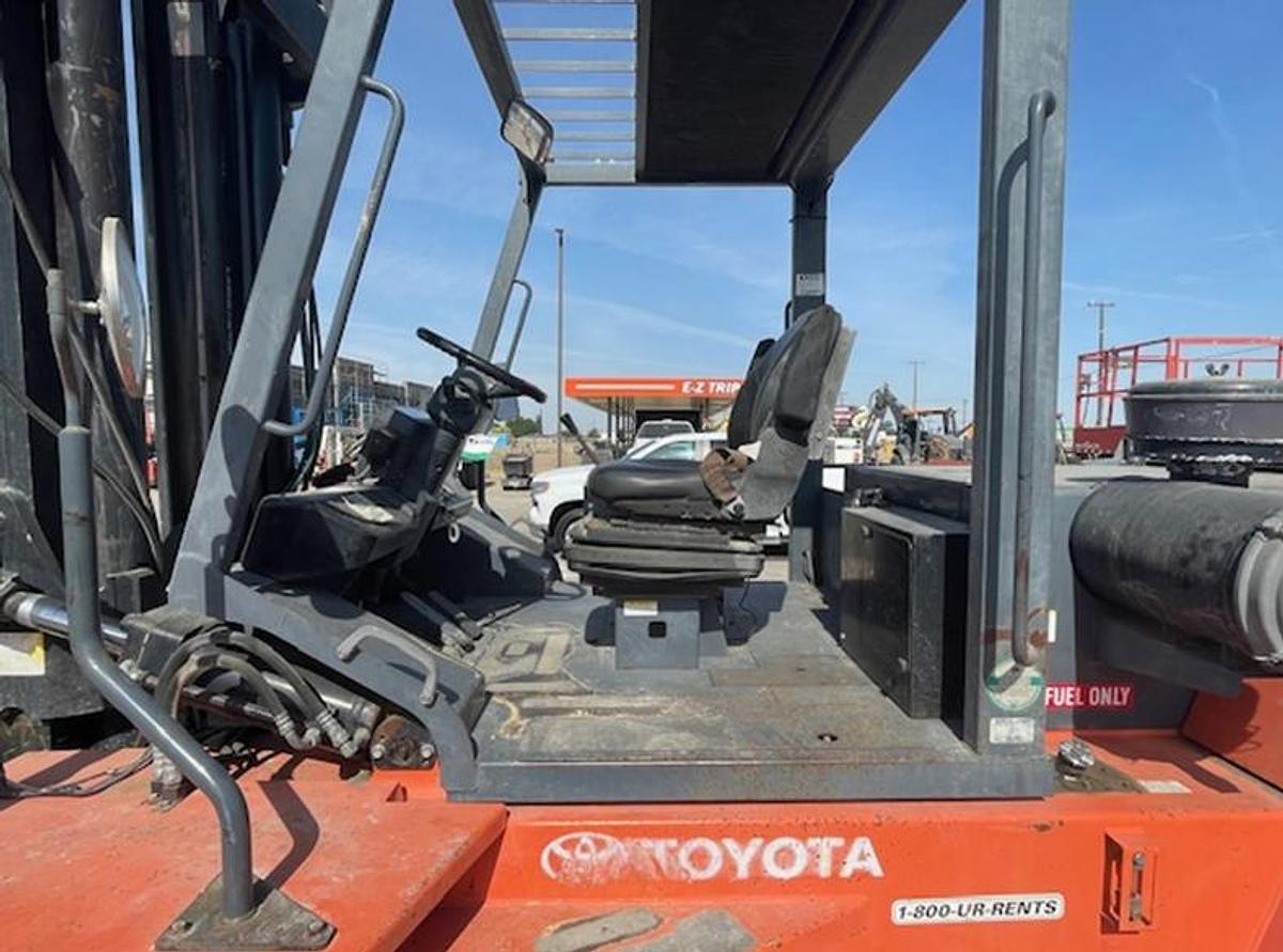Used Toyota 35,000 Lb forklift