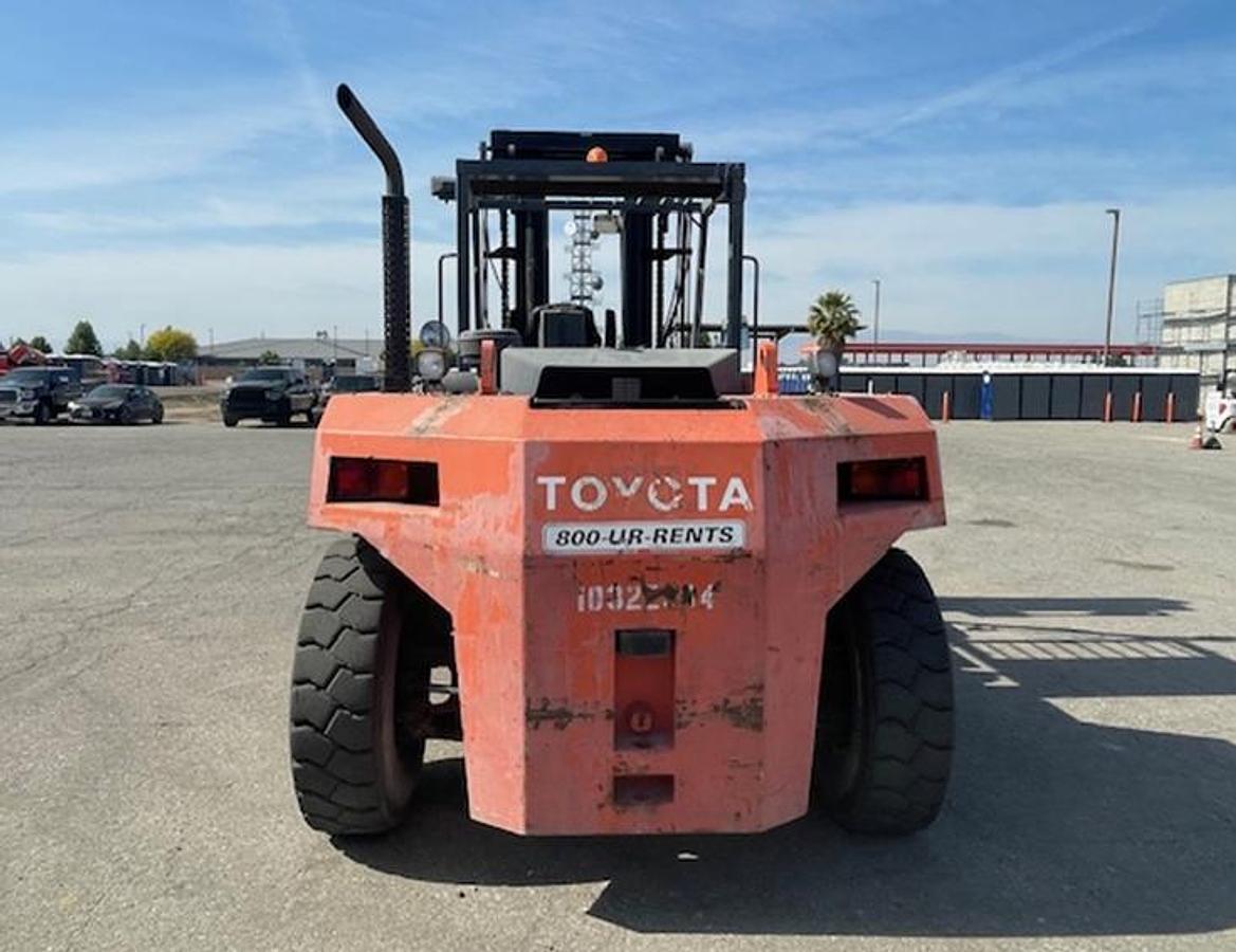 Used Toyota 35,000 Lb forklift
