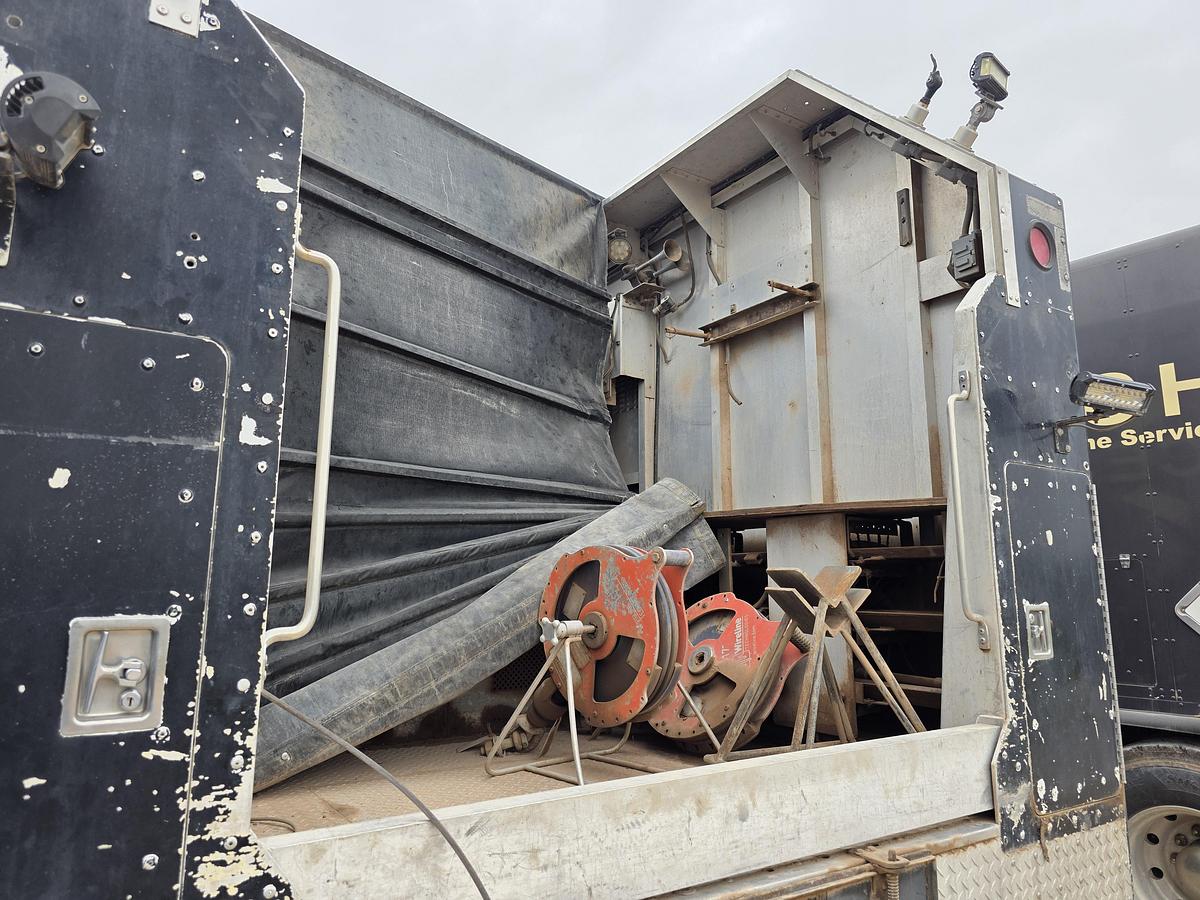 Used 2010 Peterbilt 340 Wireline Truck