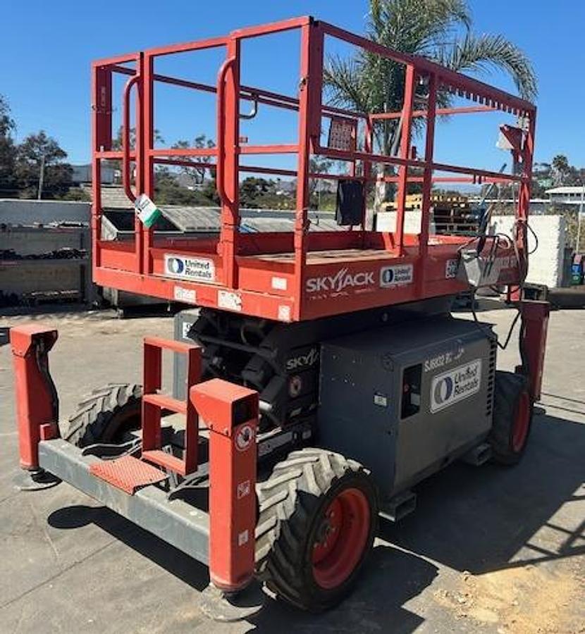 Used Skyjack 32'68" Rough Terrain Scissor Lift