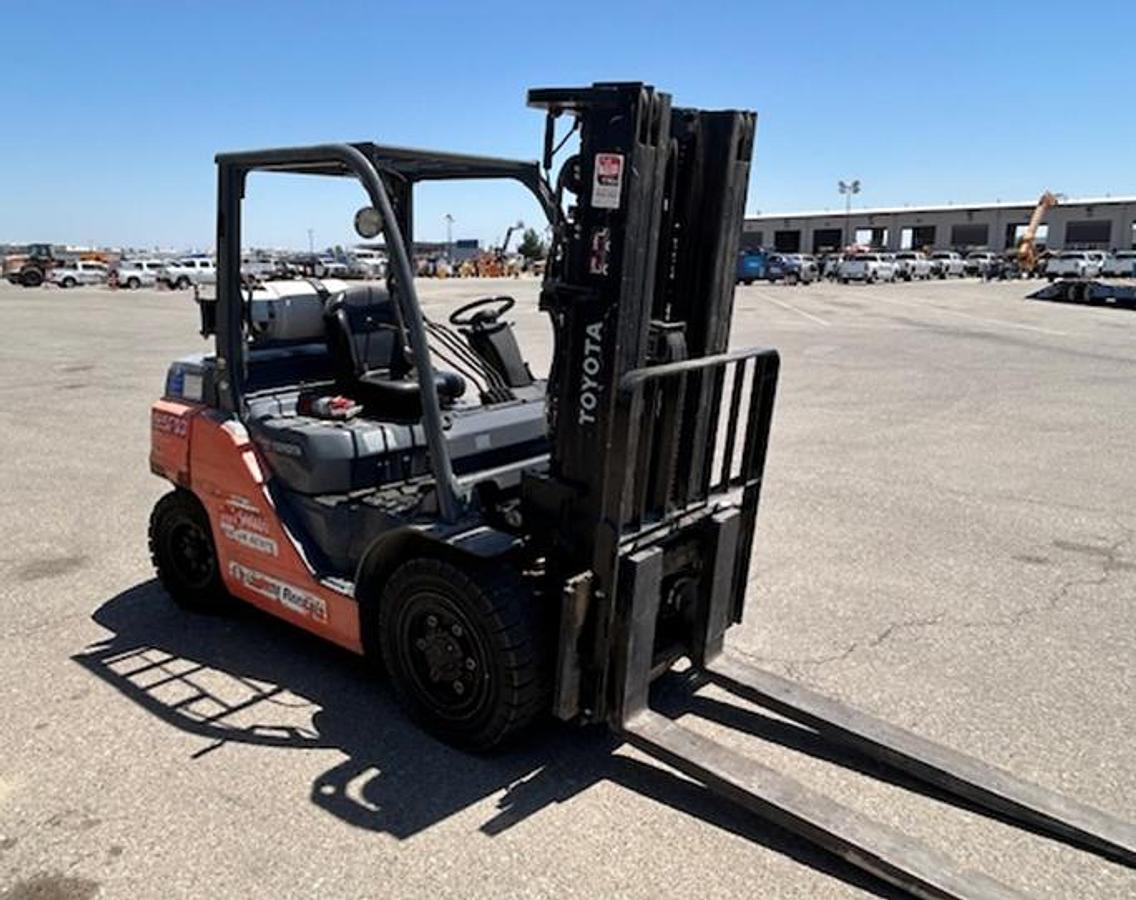 Used Toyota 8,000 Lbs warehouse forklift