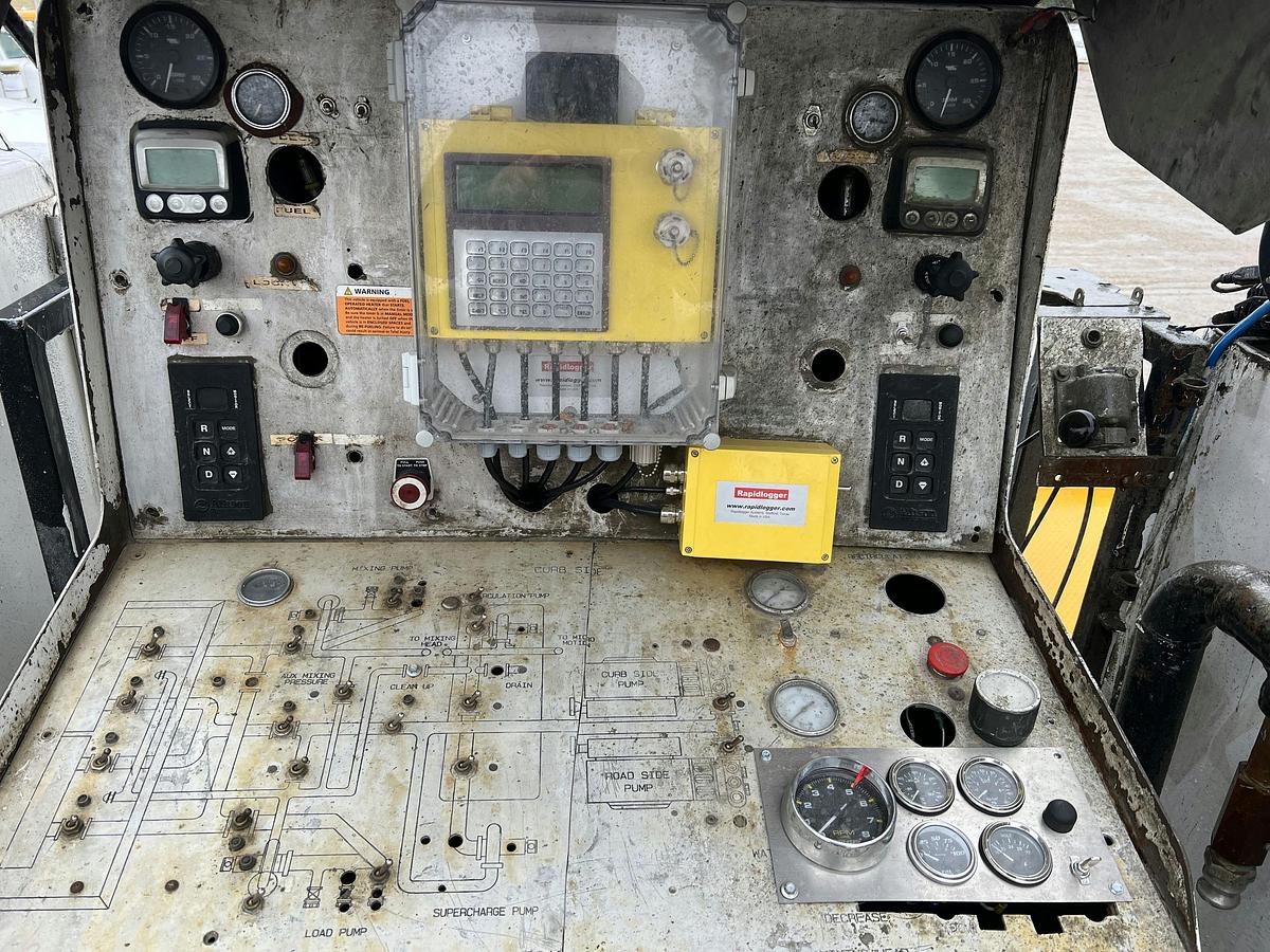 Used 2014 Peterbilt Bodyload Cement Double Pumper