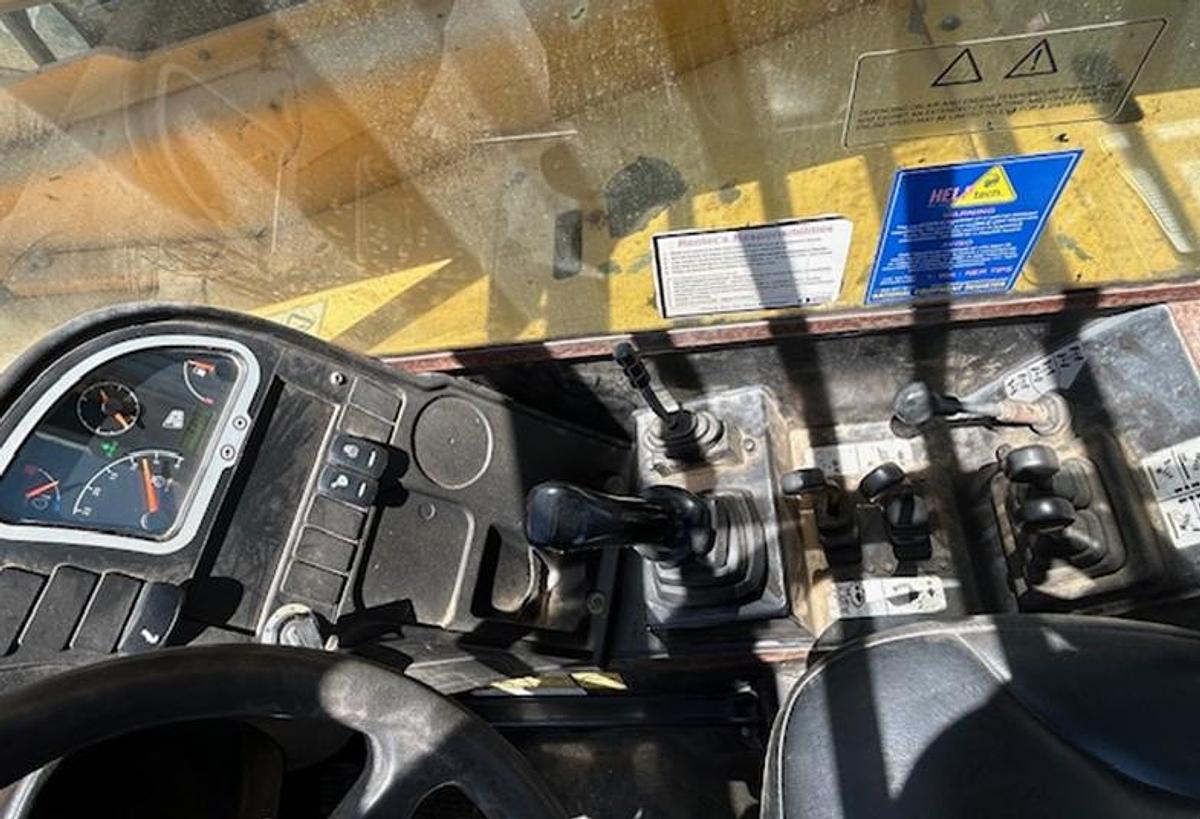 Used Reach lift 10,000 Lbs