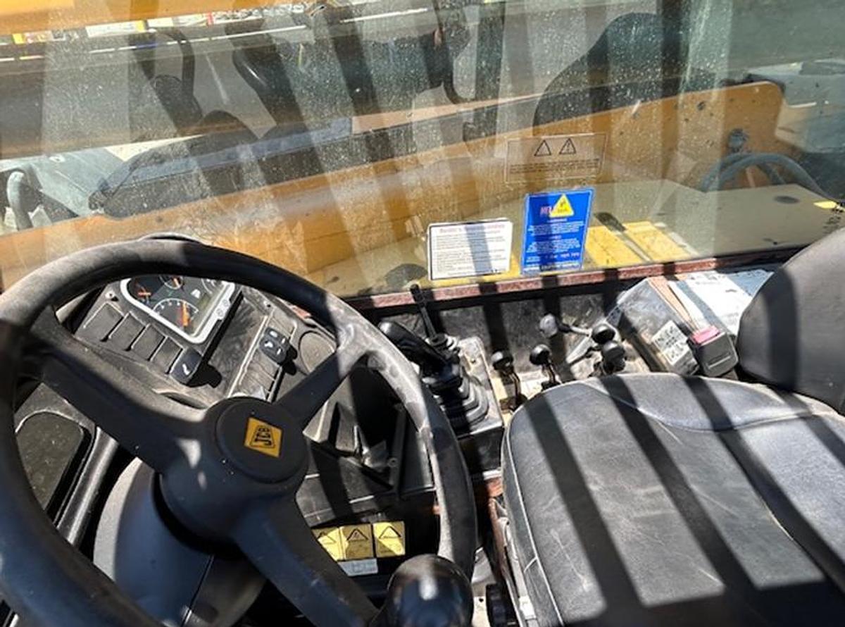 Used Reach lift 10,000 Lbs