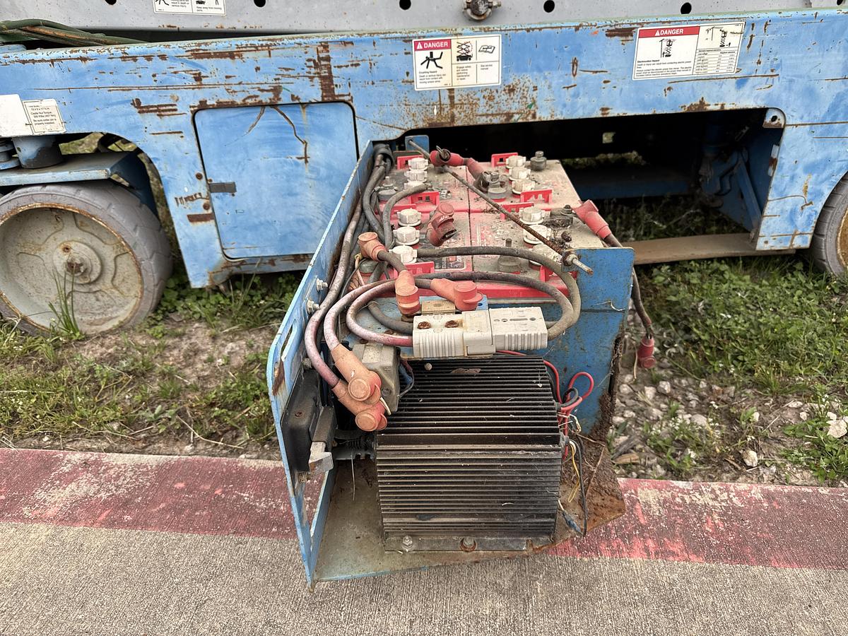 Used 2000 Genie Industries GS-3246