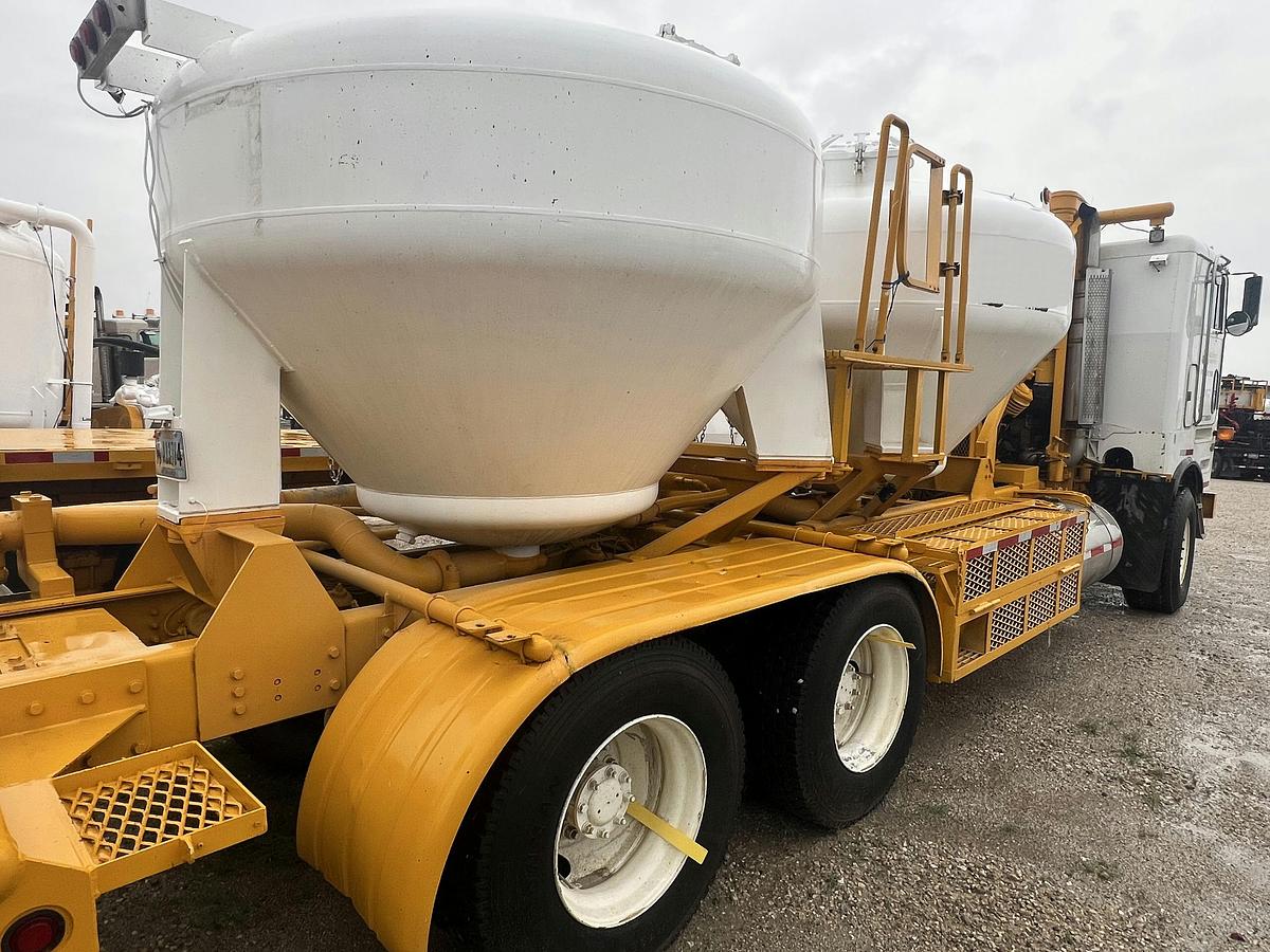 Used 2002 Peterbilt Bulk Truck