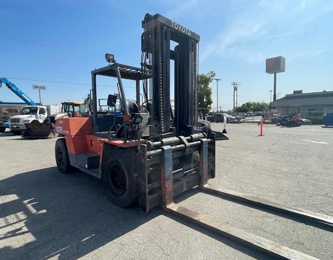 Used Toyota 35,000 Lb forklift