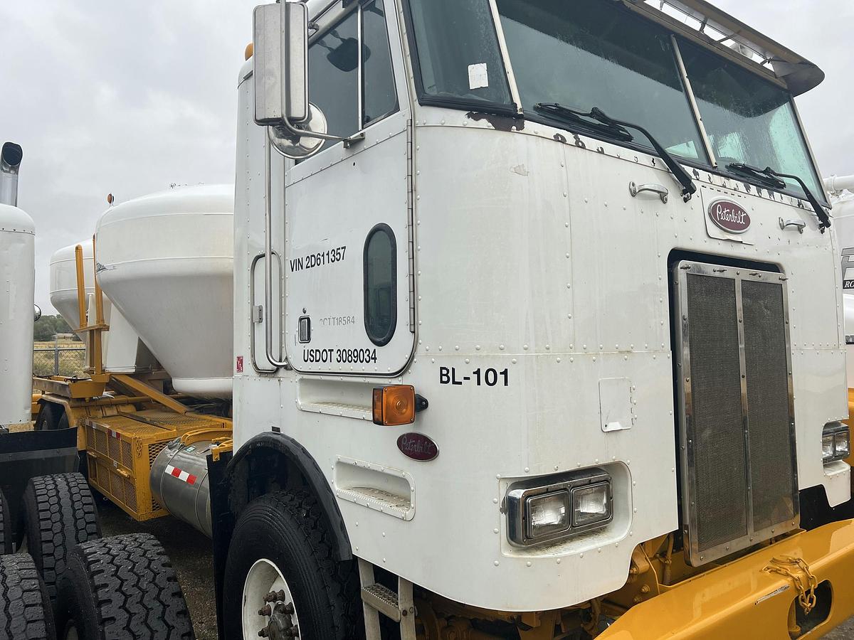 Used 2002 Peterbilt Bulk Truck
