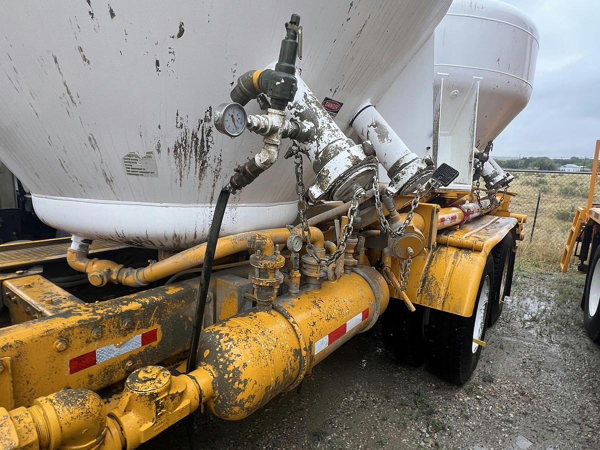 Used 2002 Peterbilt Bulk Truck