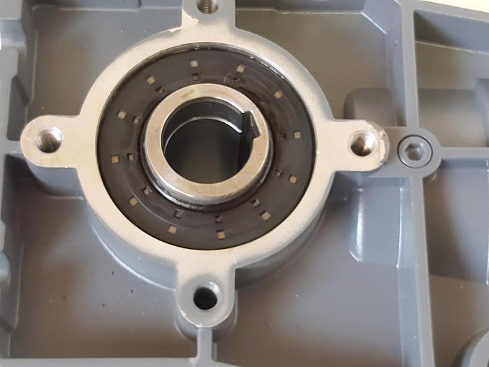 Winkelgetriebemotor, GKR04-2M HAR 071C32, 271,9 rpm, 12 Nm, Lenze neuwertig