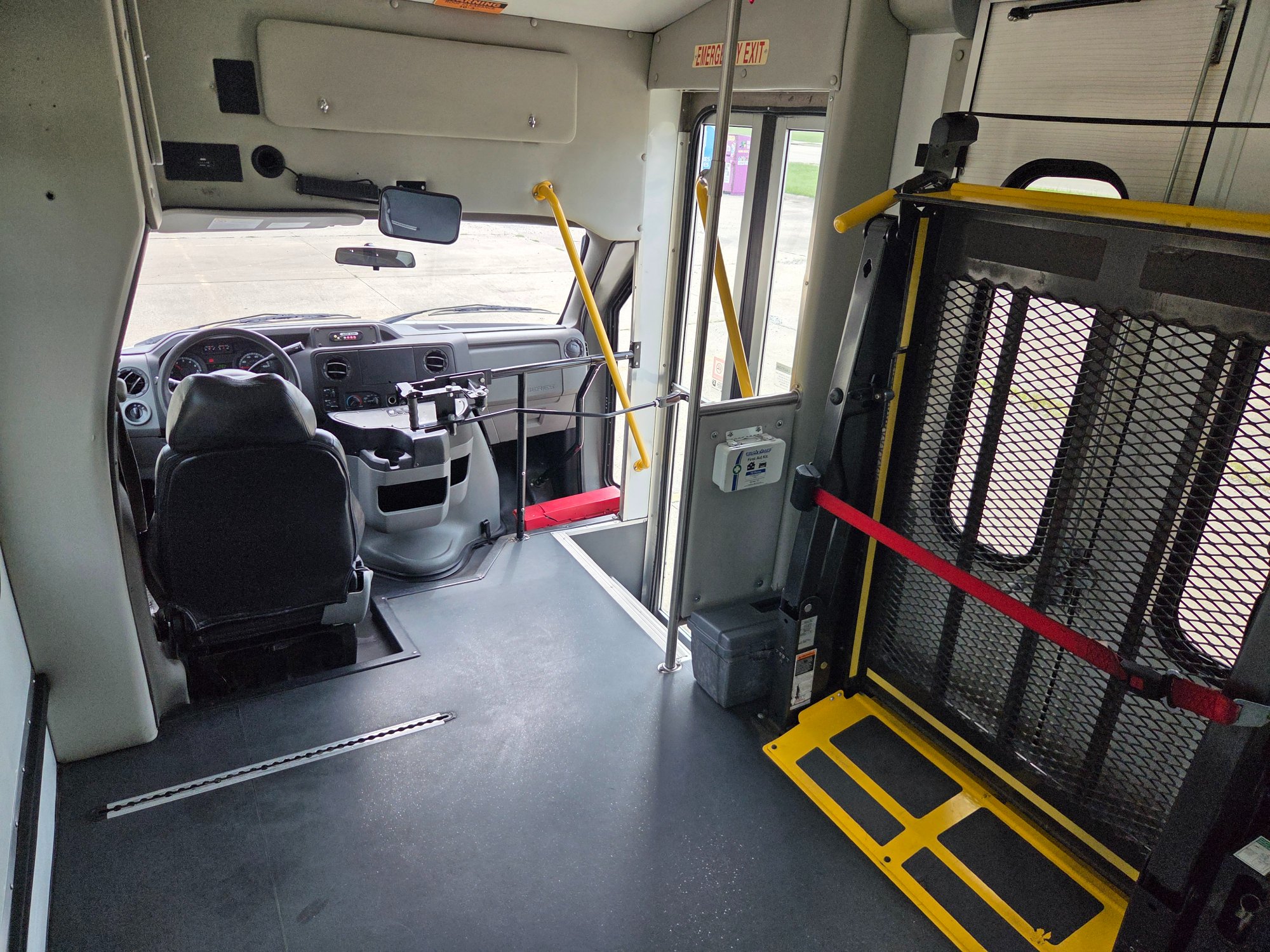 Used 2019 Ford E-350 StarCraft Non-CDL 7/2 Wheelchair Shuttle Bus
