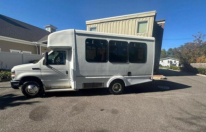 Used 2015 Ford E-350 Non CDL 8/4 Wheelchair Shuttle Bus