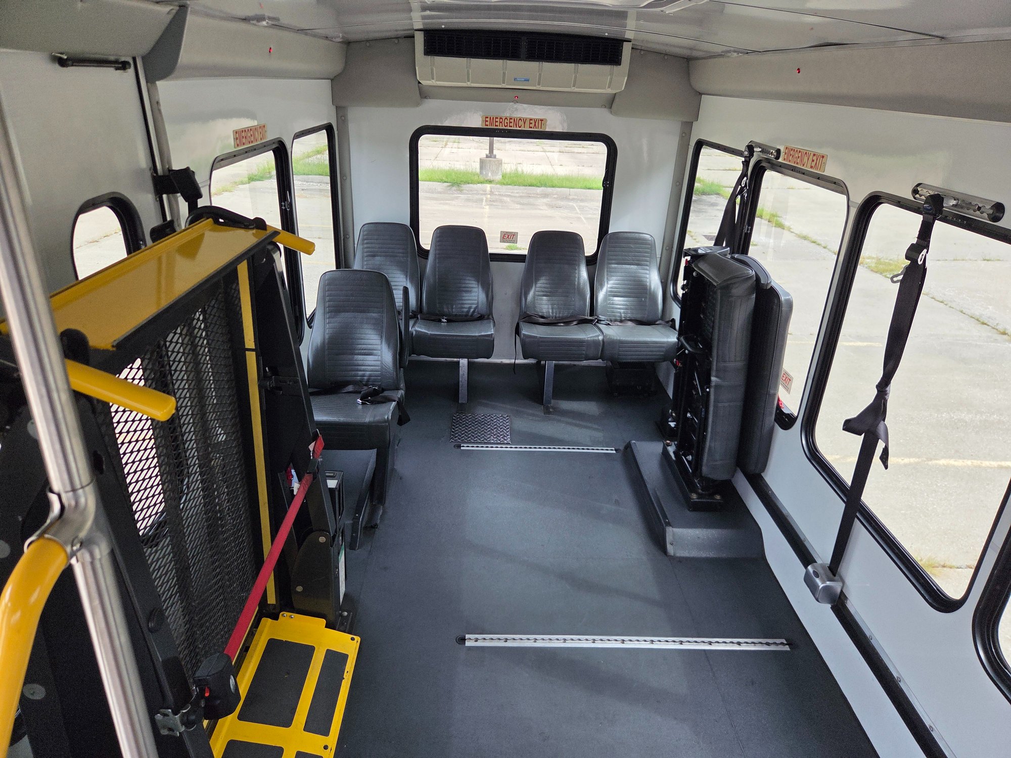 Used 2020 Ford E-350 StarCraft Non-CDL 7/2 Wheelchair Shuttle Bus