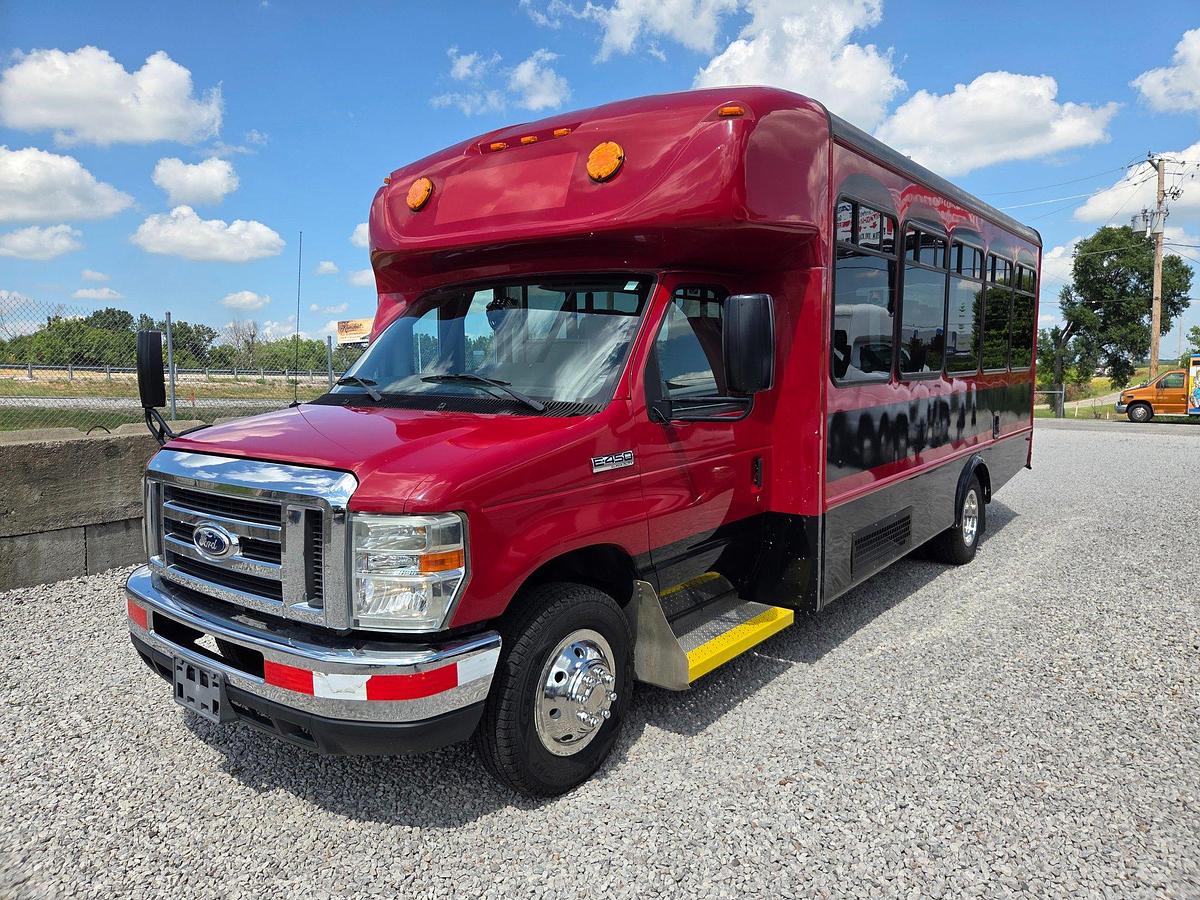 Used 2016 Ford E-450 StarCraft Non-CDL 12/5 Wheelchair Shuttle Bus