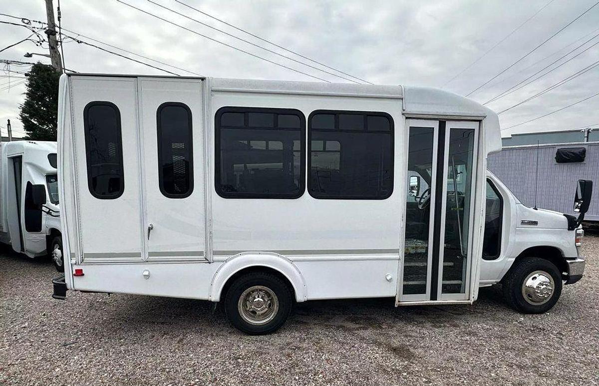 Used 2015 Ford E-350 Non CDL 8/4 Wheelchair Shuttle Bus