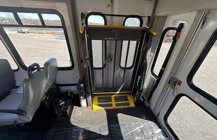 Used 2013 Ford E-350 Non CDL 8/4 Wheelchair Shuttle Bus