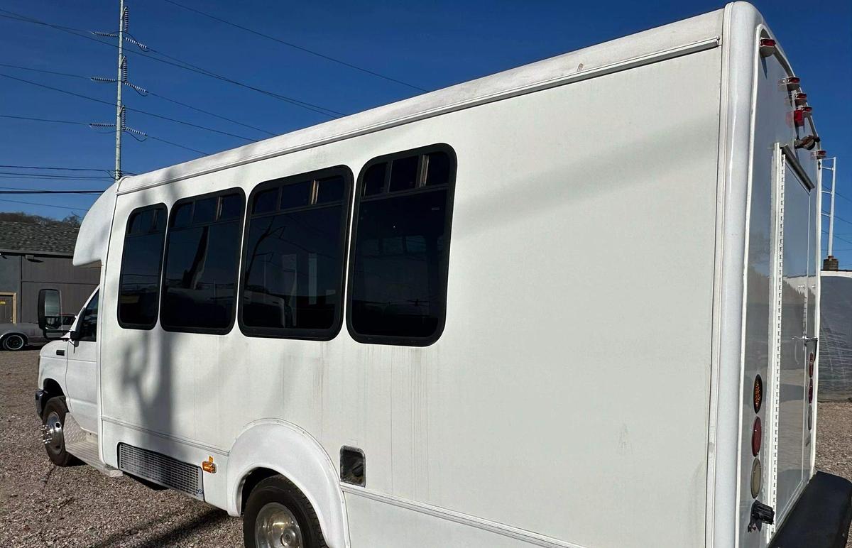 Refurbished 2012 Ford E-450 Non-CDL Shuttle Bus β 14 Pass with Luggage