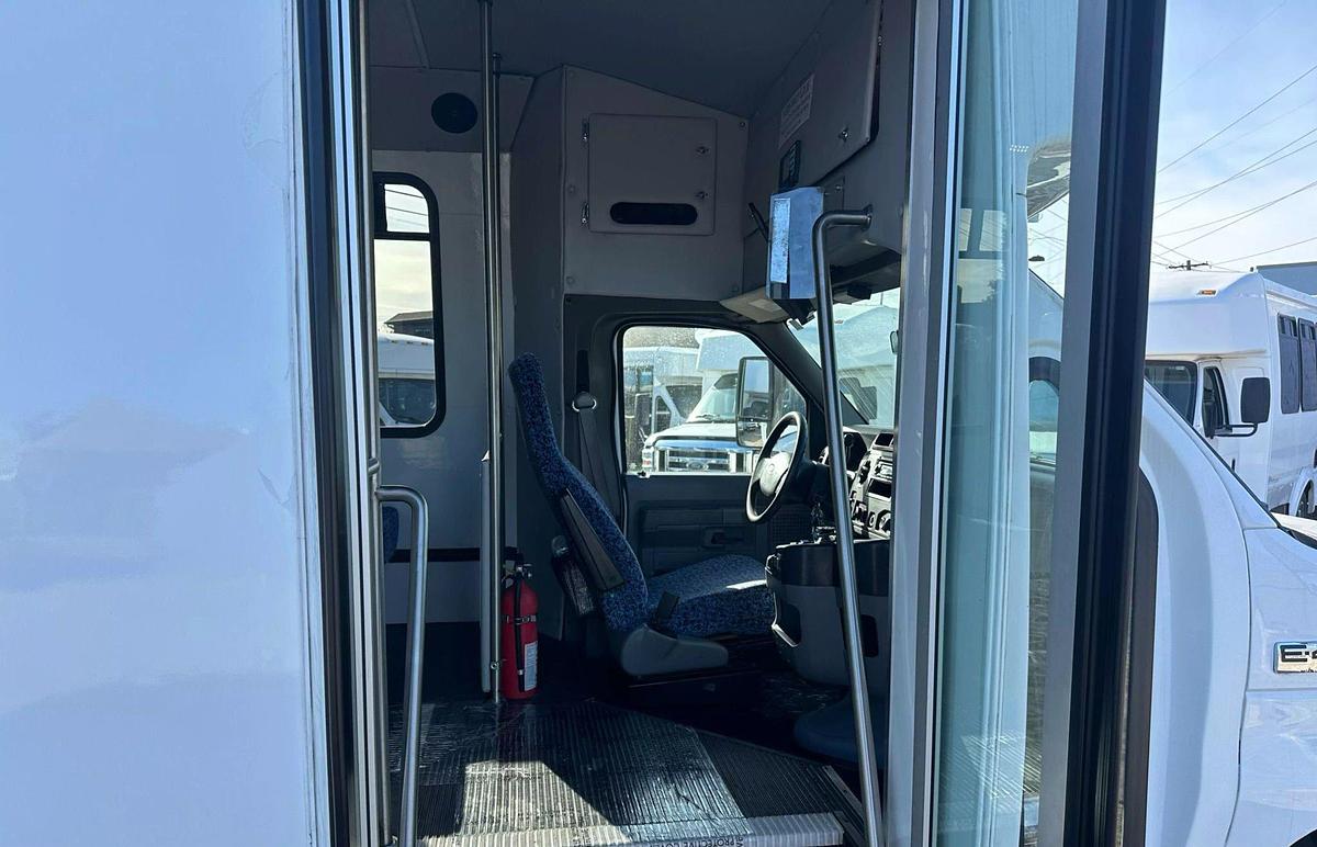 Refurbished 2012 Ford E-450 Non-CDL Shuttle Bus β 14 Pass with Luggage