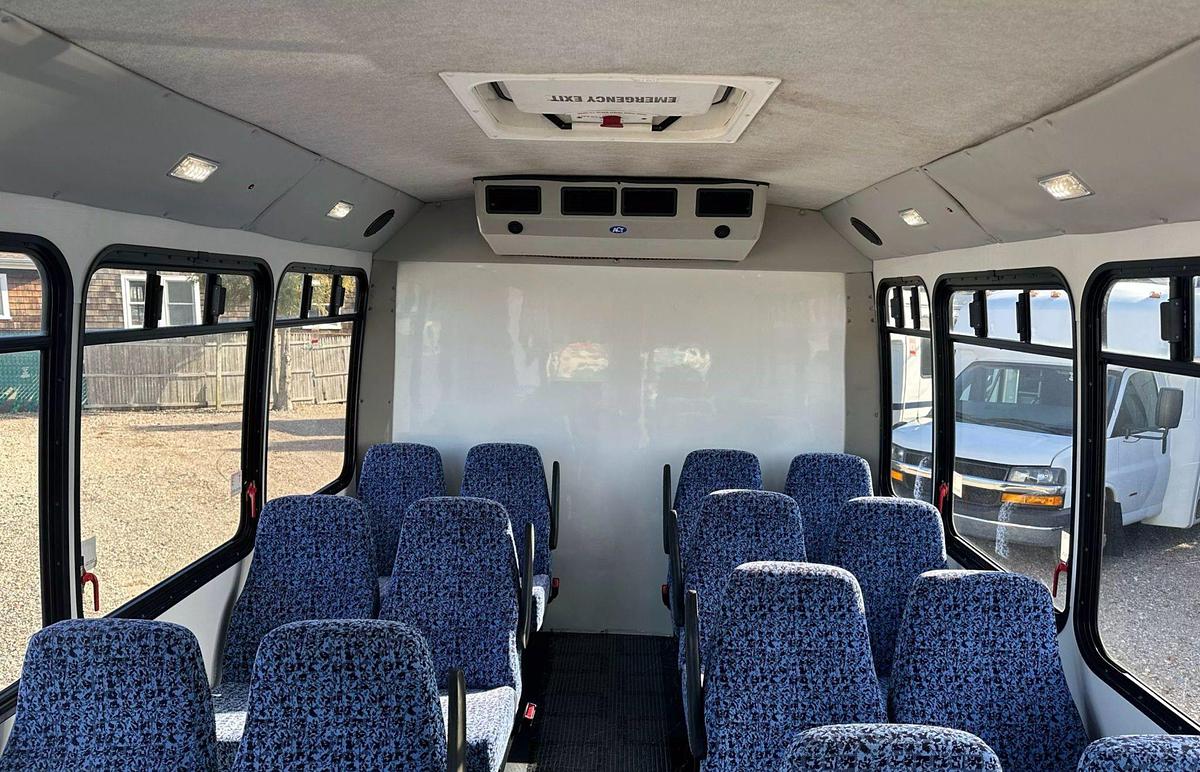 Refurbished 2012 Ford E-450 Non-CDL Shuttle Bus β 14 Pass with Luggage