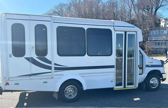 Used 2013 Ford E-350 Non CDL 8/4 Wheelchair Shuttle Bus