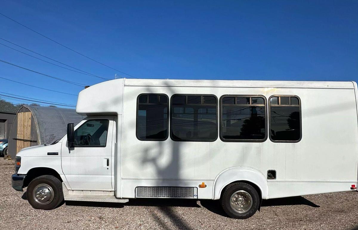 Refurbished 2012 Ford E-450 Non-CDL Shuttle Bus β 14 Pass with Luggage