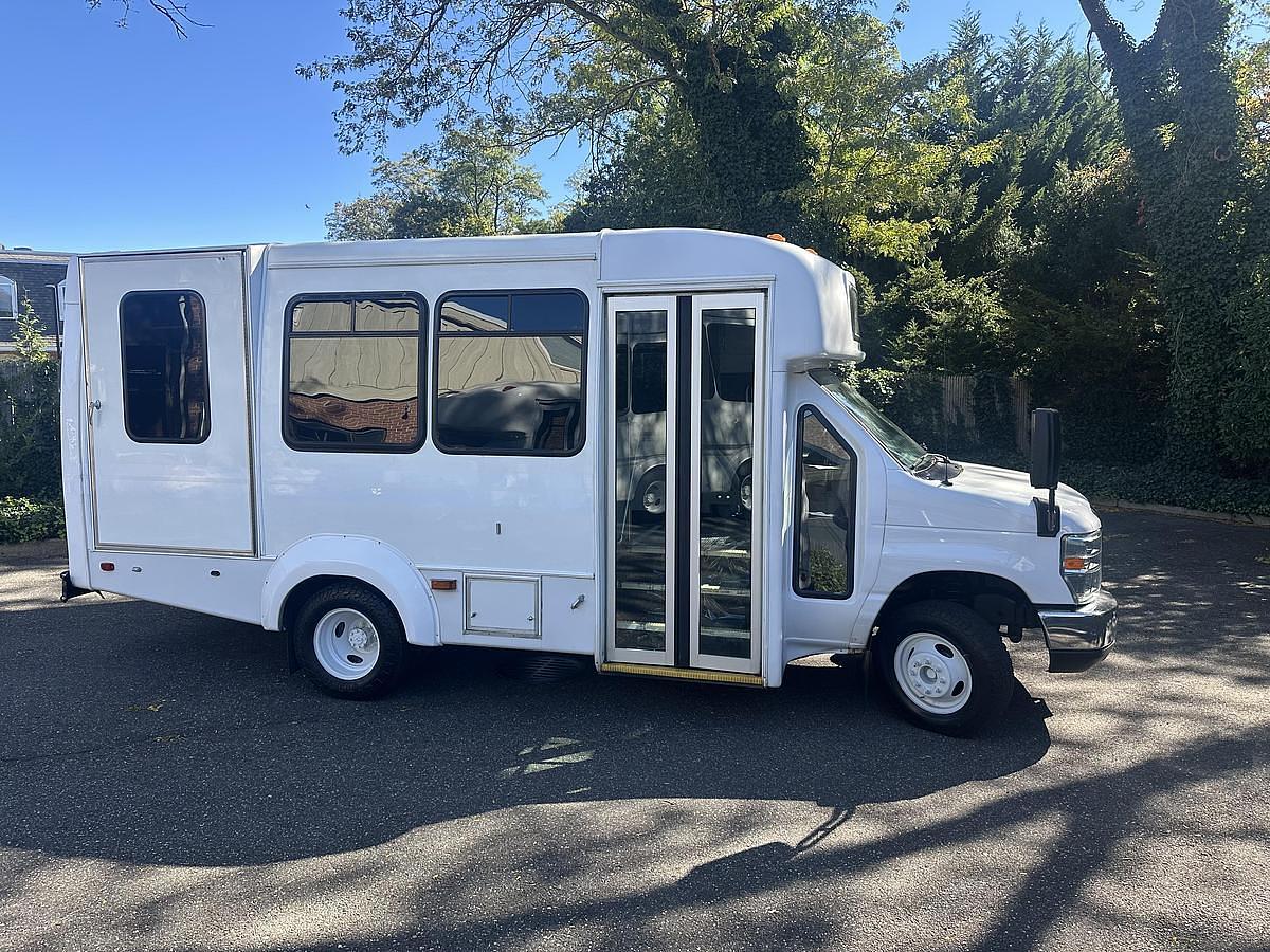 Refurbished 2017 Ford E-350 Non CDL 4 / 4 Wheelchair Shuttle Bus