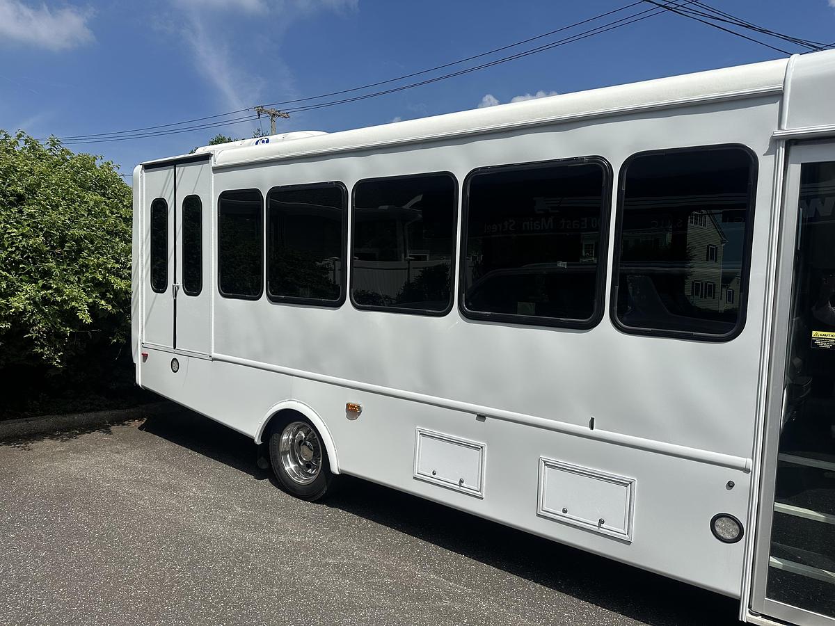 Used 2015 Ford F550 25 Passenger 2 Wheelchair Shuttle Bus
