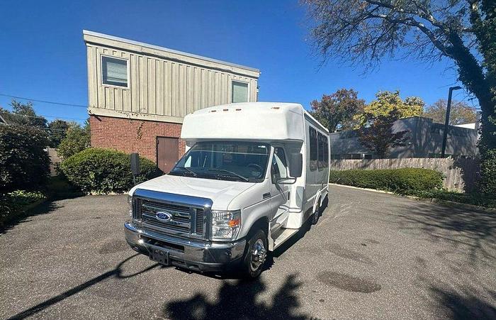 Used 2015 Ford E-350 Non CDL 8/4 Wheelchair Shuttle Bus