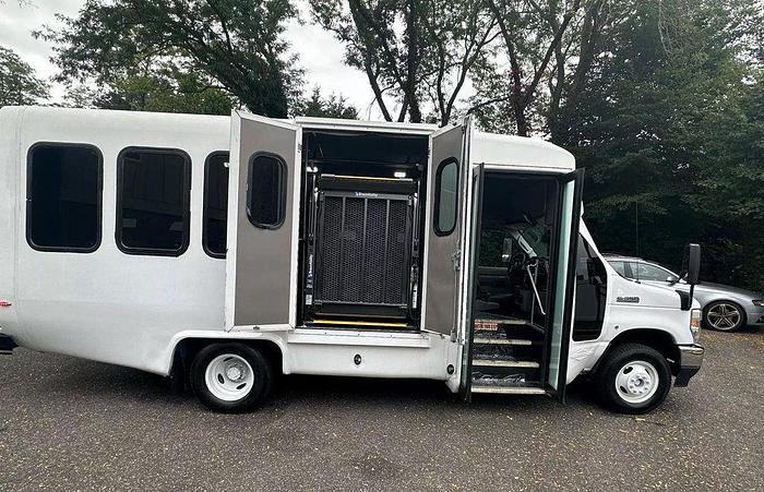 Refurbished 2021 Ford E-350 Non CDL 13/1 Wheelchair Shuttle Bus W/LUGGAGE