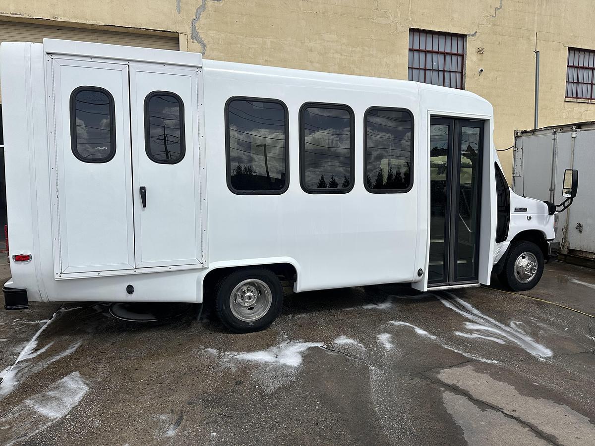 Used 2018 Ford E-350 NON CDL 13/2 Wheelchair Shuttle Bus