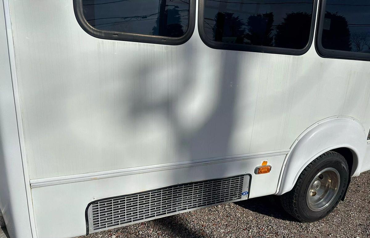 Refurbished 2012 Ford E-450 Non-CDL Shuttle Bus β 14 Pass with Luggage